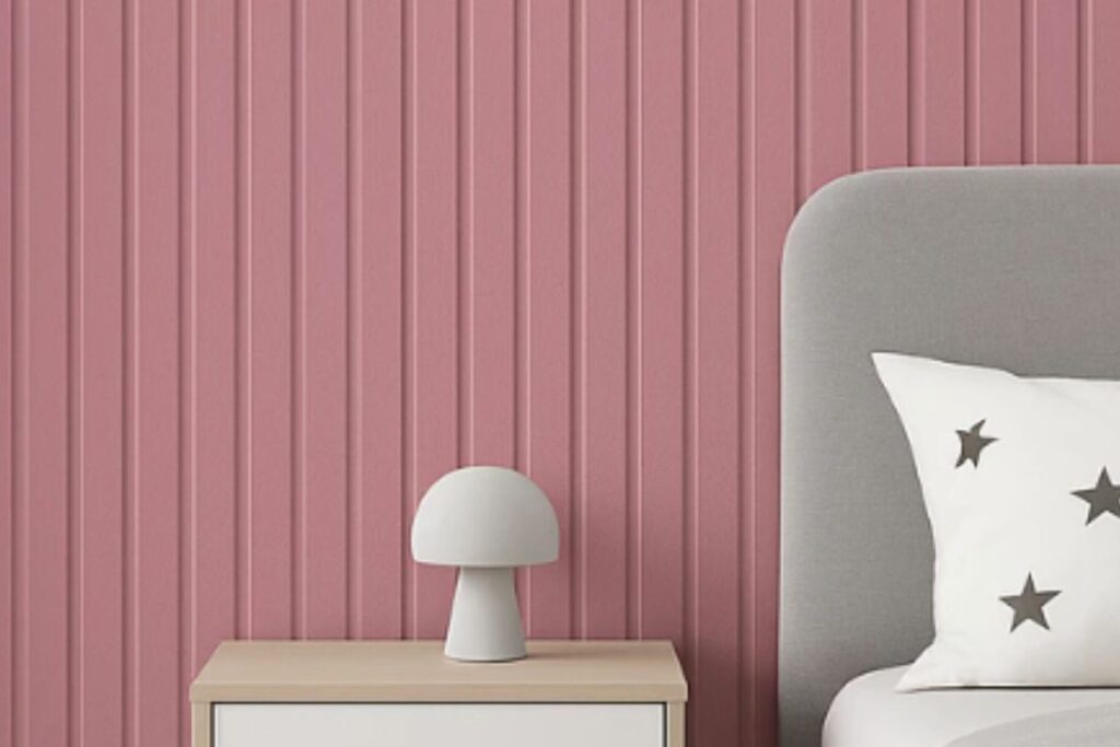 Papel de parede ripado aplicado no quarto como alternativa à cabeceira tradicional