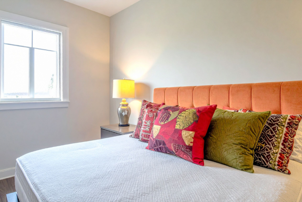 Cabeceira para cama box em quarto moderno com almofadas coloridas