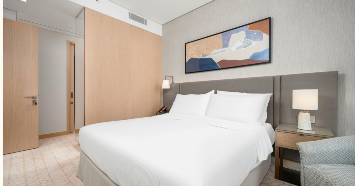 Cabeceira para cama box em quarto organizado e moderno