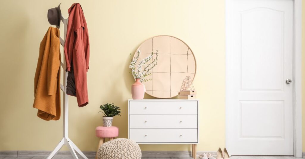 Espelho redondo decorativo usado no hall de entrada da casa