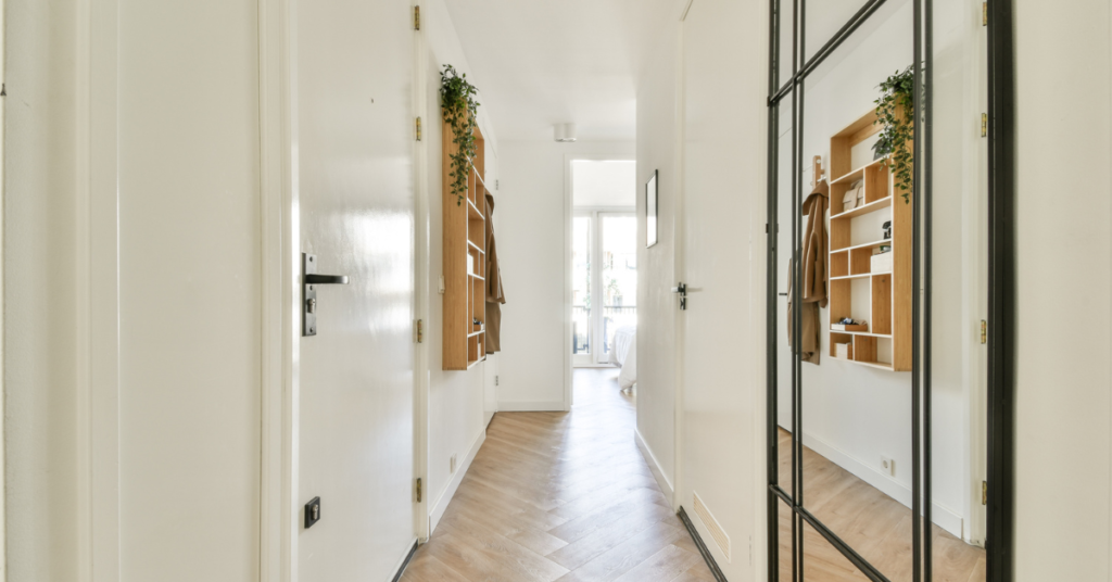 Espelho para corredor estreito ampliando o espaço