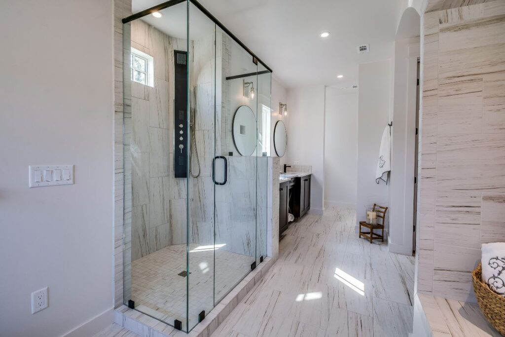 Banheiro moderno com box de vidro até o teto e layout funcional