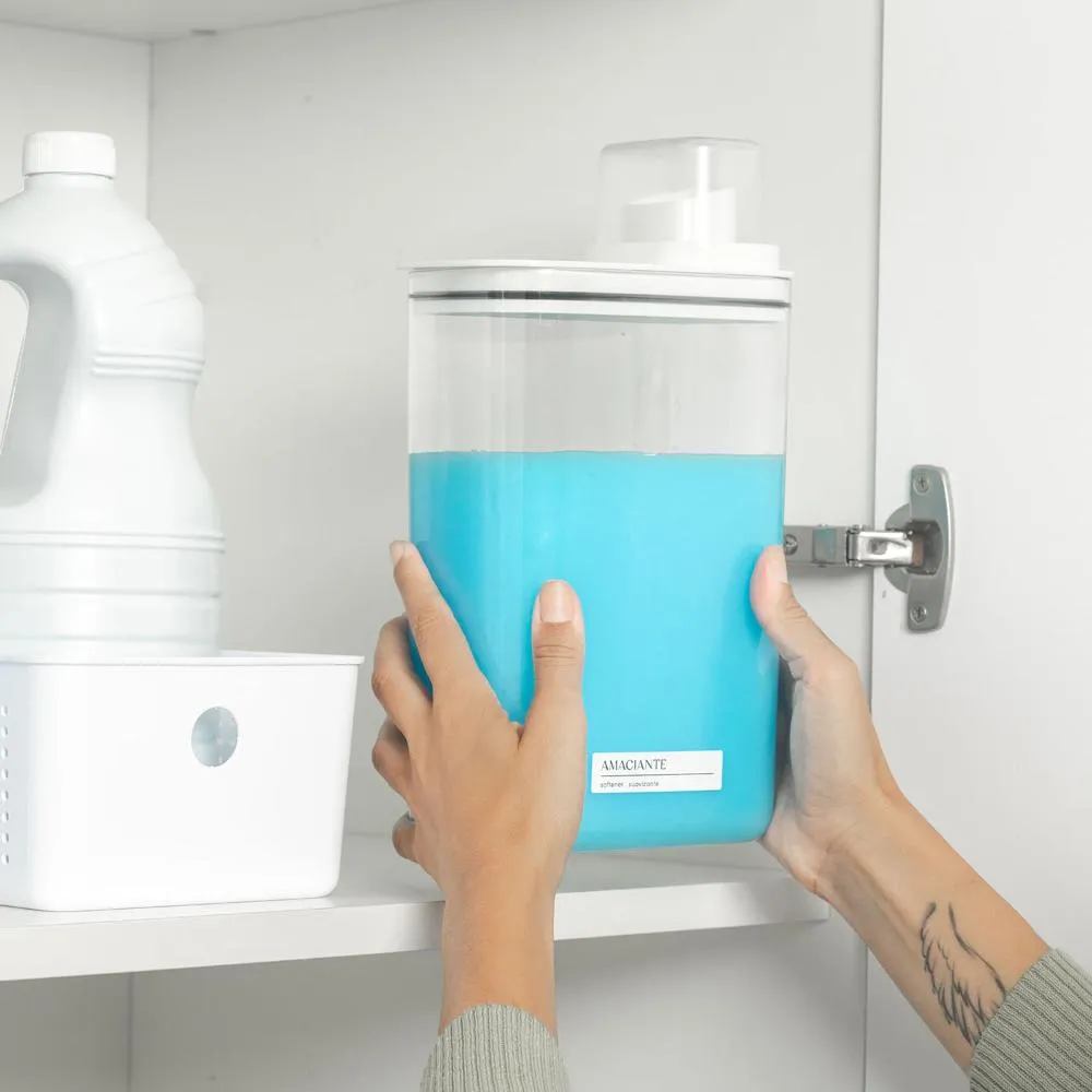 Kit com 2 dispensers organizadores de lavanderia em acrílico transparente para armazenar sabão, amaciante e produtos de limpeza.