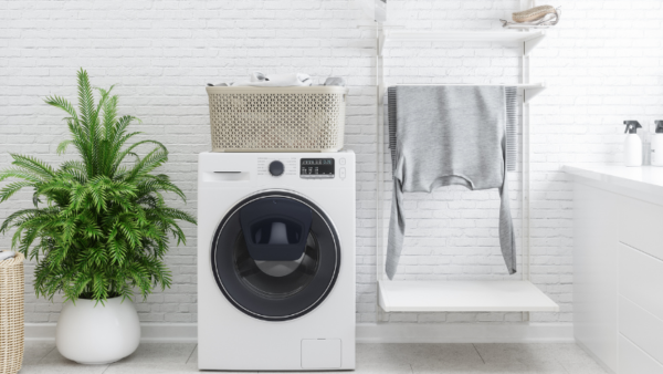 Lavanderia organizada de forma prática com soluções simples para facilitar a rotina do dia a dia.