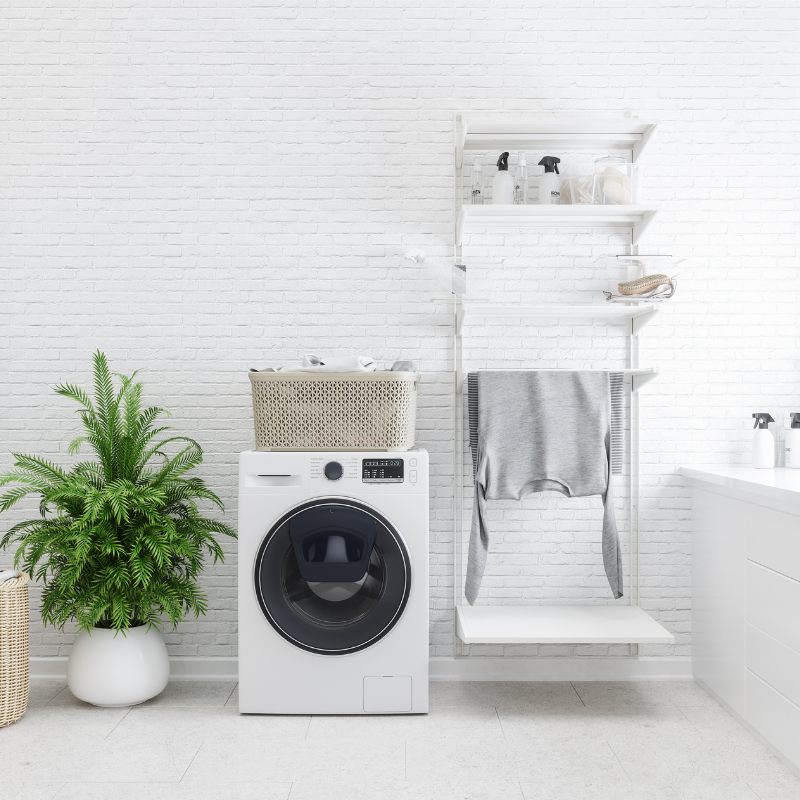 Lavanderia organizada de forma prática com soluções simples para facilitar a rotina do dia a dia.