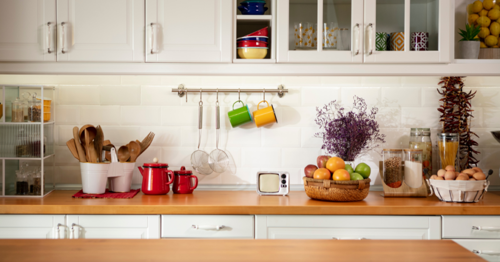 Cozinha organizada e funcional com decoração simples e iluminação natural