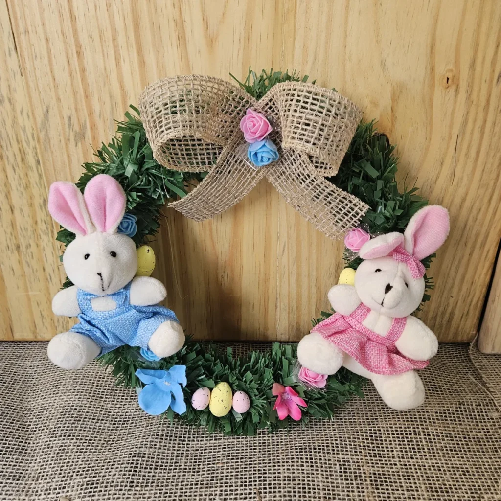 Guirlanda de Páscoa luxo com casal de coelhos em porta, decoração sofisticada para entrada da casa