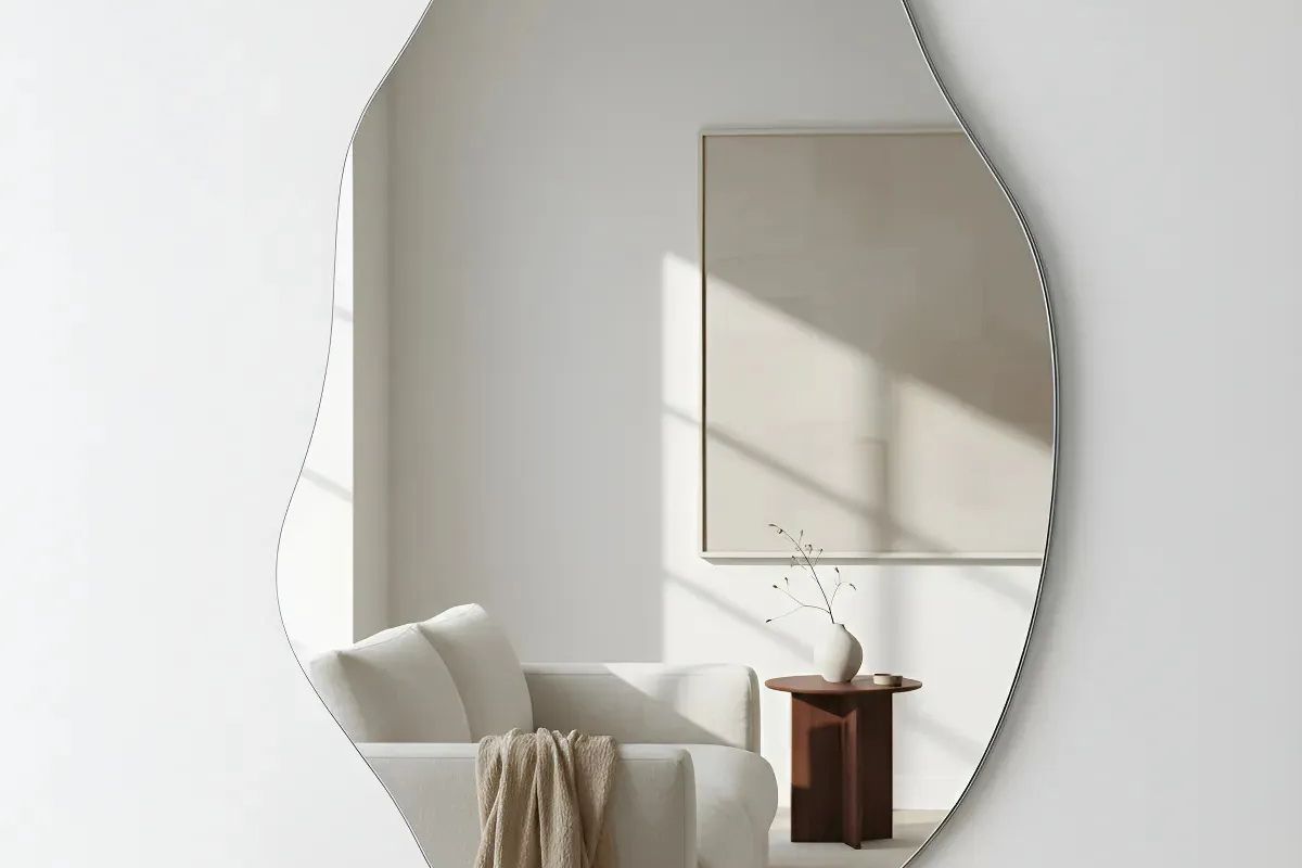 Espelho orgânico grande sem moldura com design moderno instalado na parede