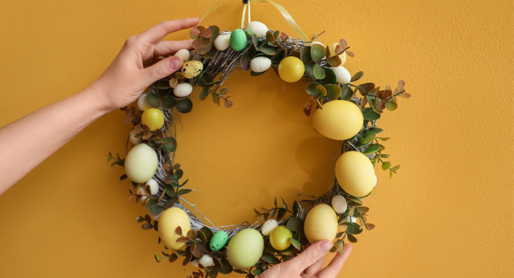 Guirlanda de Páscoa com ovos decorativos em tons amarelo e verde para decoração de porta