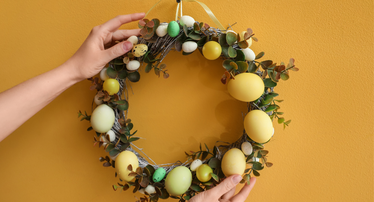 Guirlanda de Páscoa com ovos decorativos em tons amarelo e verde para decoração de porta