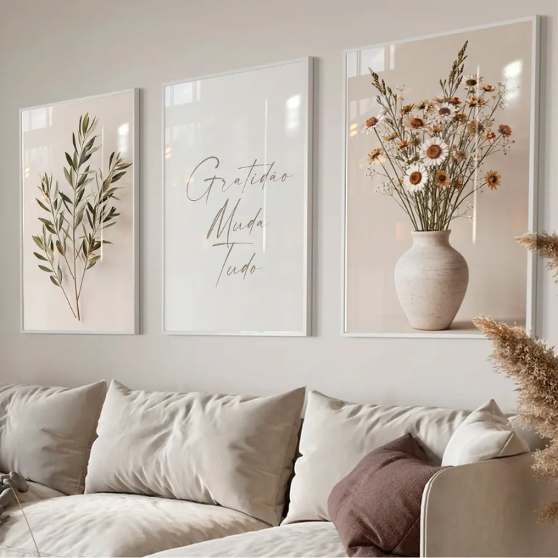 quadros decorativos com frase gratidão muda tudo e folhagem em sala clean com sofa claro
