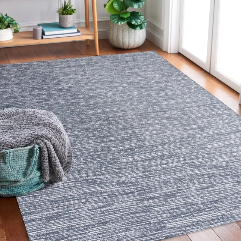 Tapete sendo higienizado com solução leve para remover odores e manter o ambiente mais fresco.