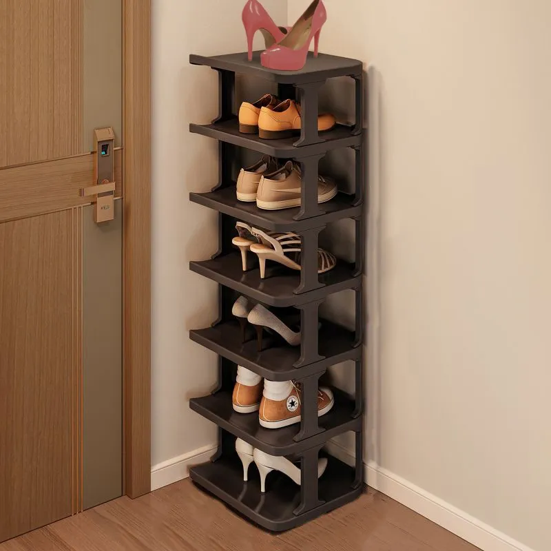 Sapateira organizada e ventilada com calçados armazenados corretamente para evitar odores.
