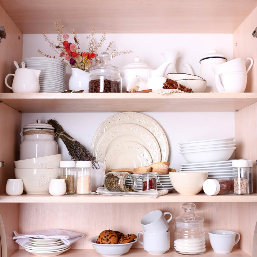 Louças e utensílios acumulados no armário da cozinha